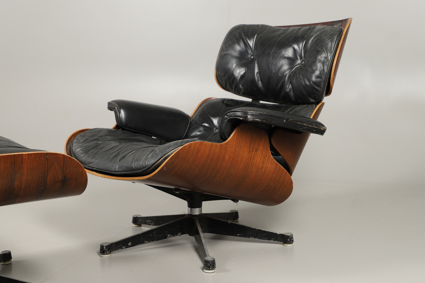 CHARLES & RAY EAMES - VINTAGE DESIGNER LOUNGE CHAIR & OTTOMAN. - Image 7 of 18