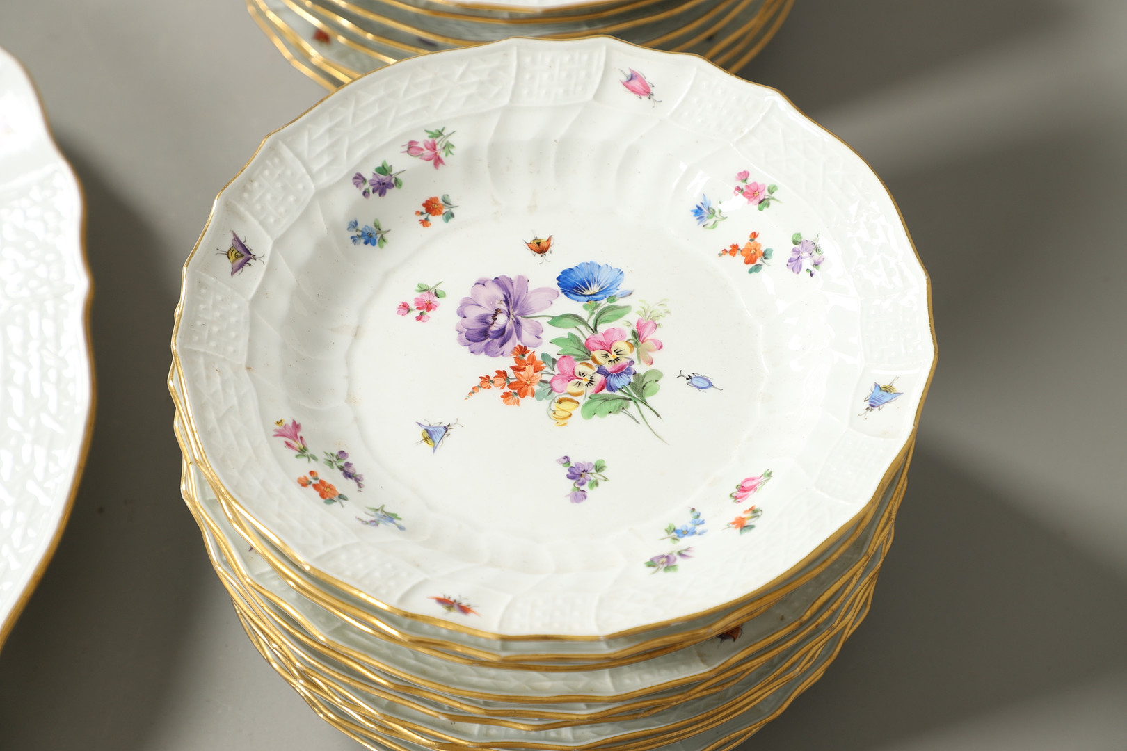 LARGE MEISSEN DINNER SERVICE. - Image 28 of 42