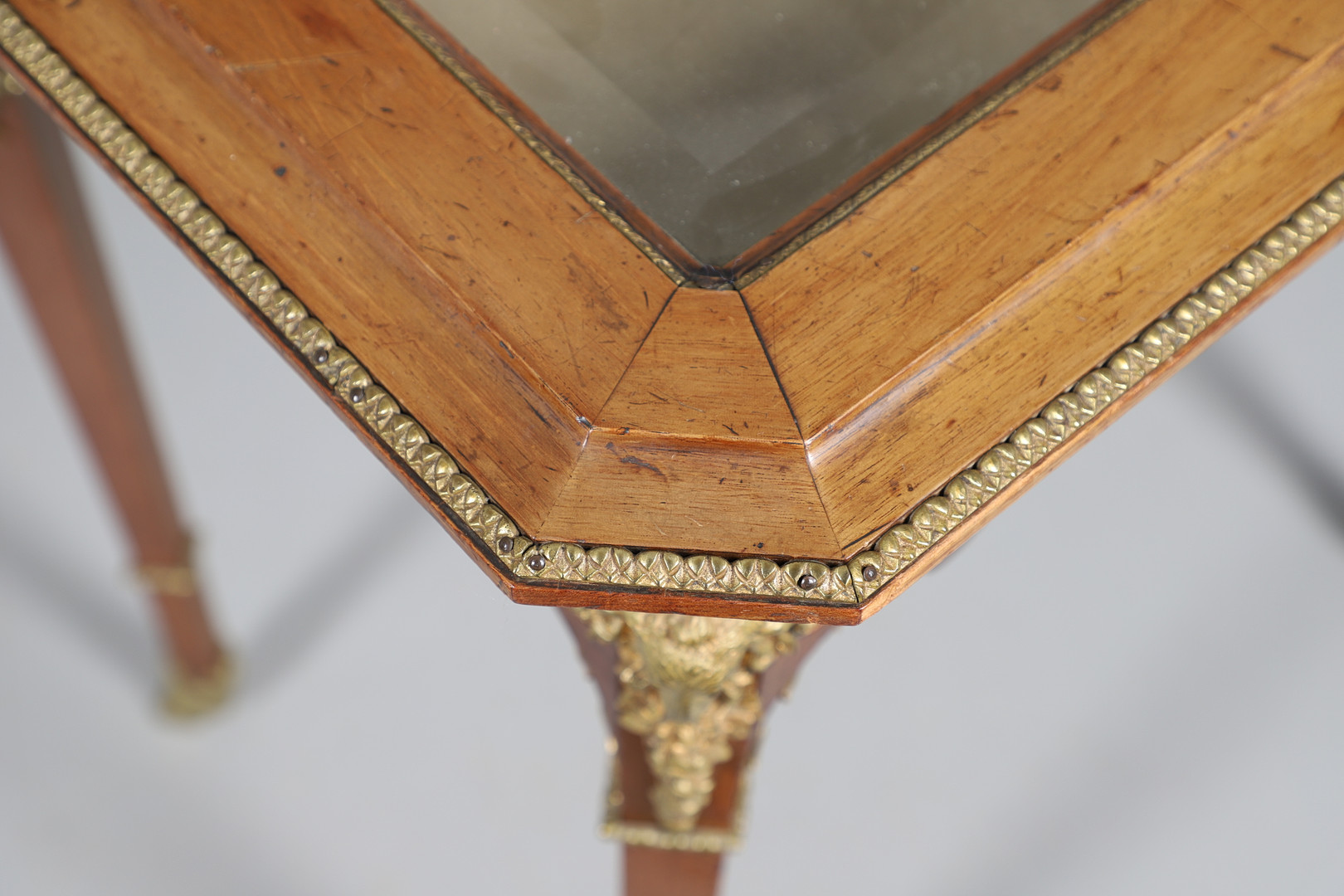 SIGMUND JARAY - NEOCLASSICAL KINGWOOD BIJOUTERIE TABLE. - Image 7 of 17