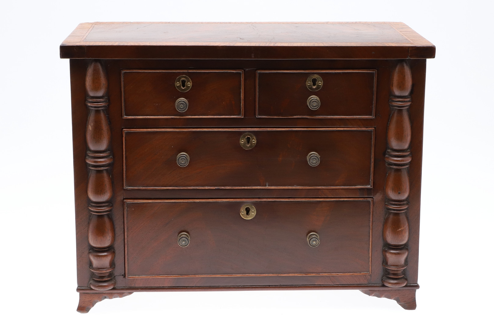 A MAHOGANY TABLE TOP CHEST OF DRAWERS. - Image 2 of 9