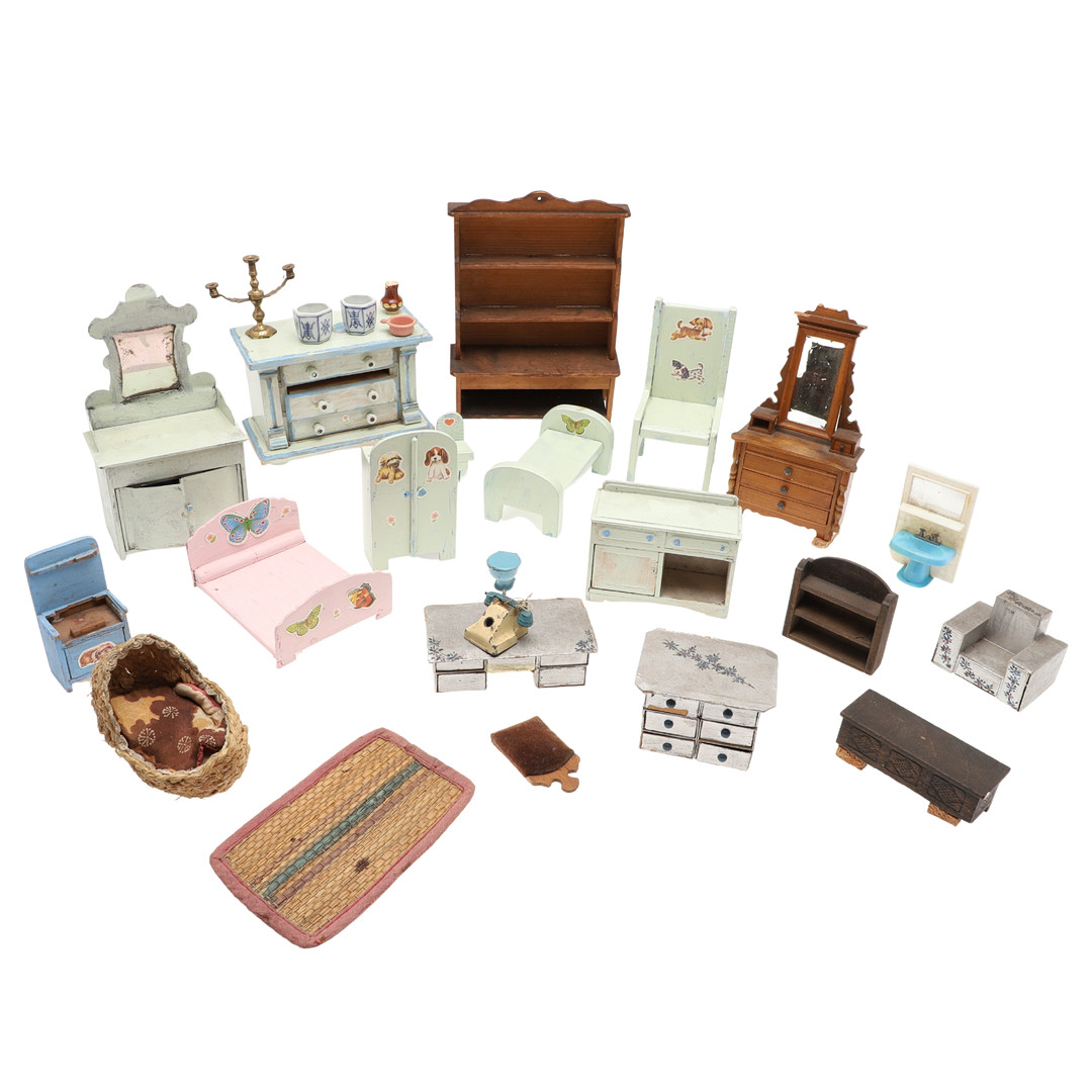 ANTIQUE DOLLS HOUSE & ACCESSORIES - MODELLED AFTER BROUGHTON HALL, STAFFORDSHIRE. - Image 25 of 33