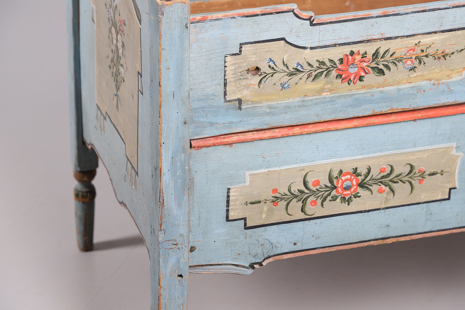 AN UNUSUAL SWEDISH PAINTED PINE FOLK ART COT, CIRCA 1800. - Image 12 of 14