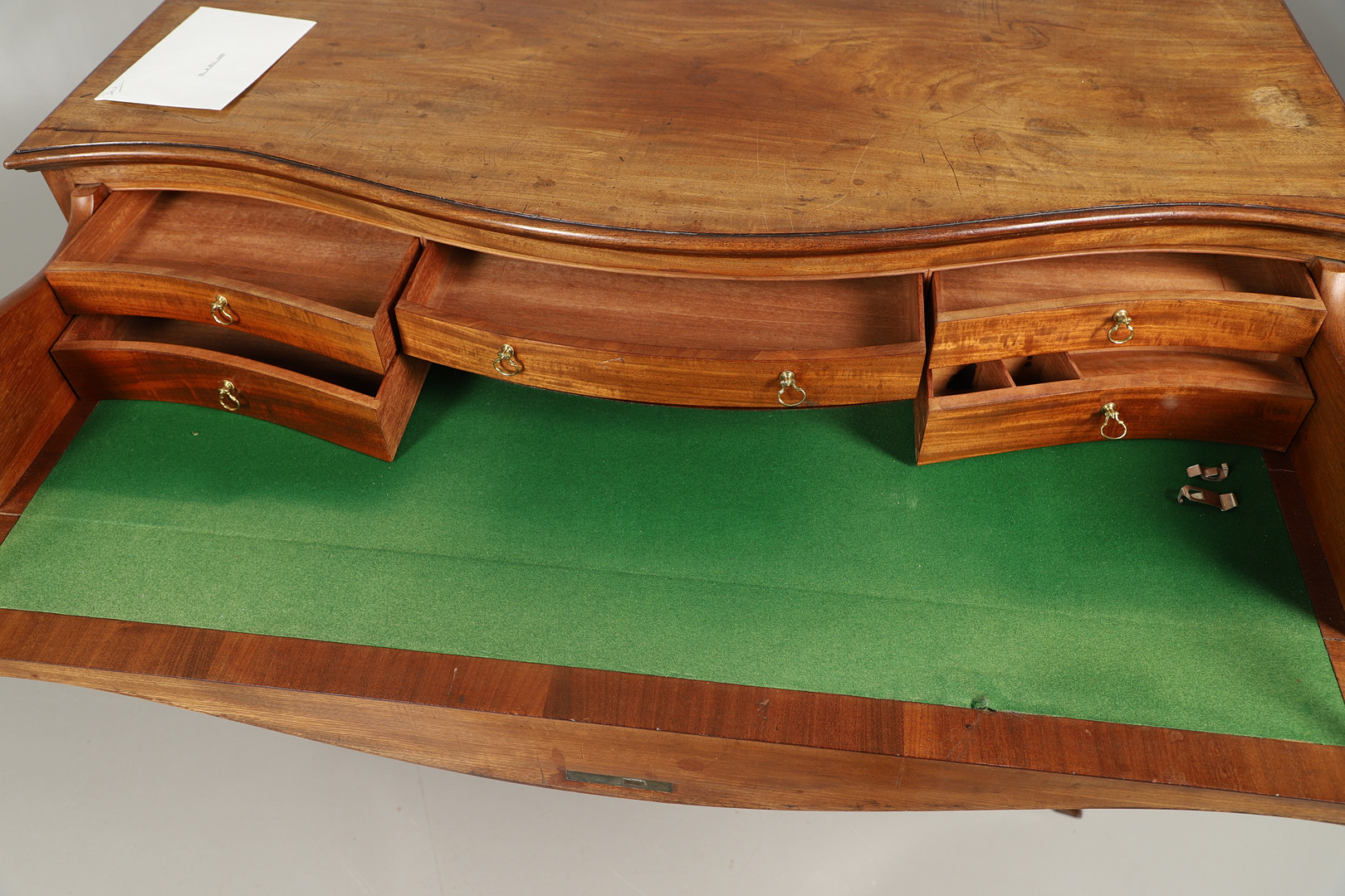 AN 18TH CENTURY MAHOGANY SECRETAIRE CHEST. - Image 6 of 8