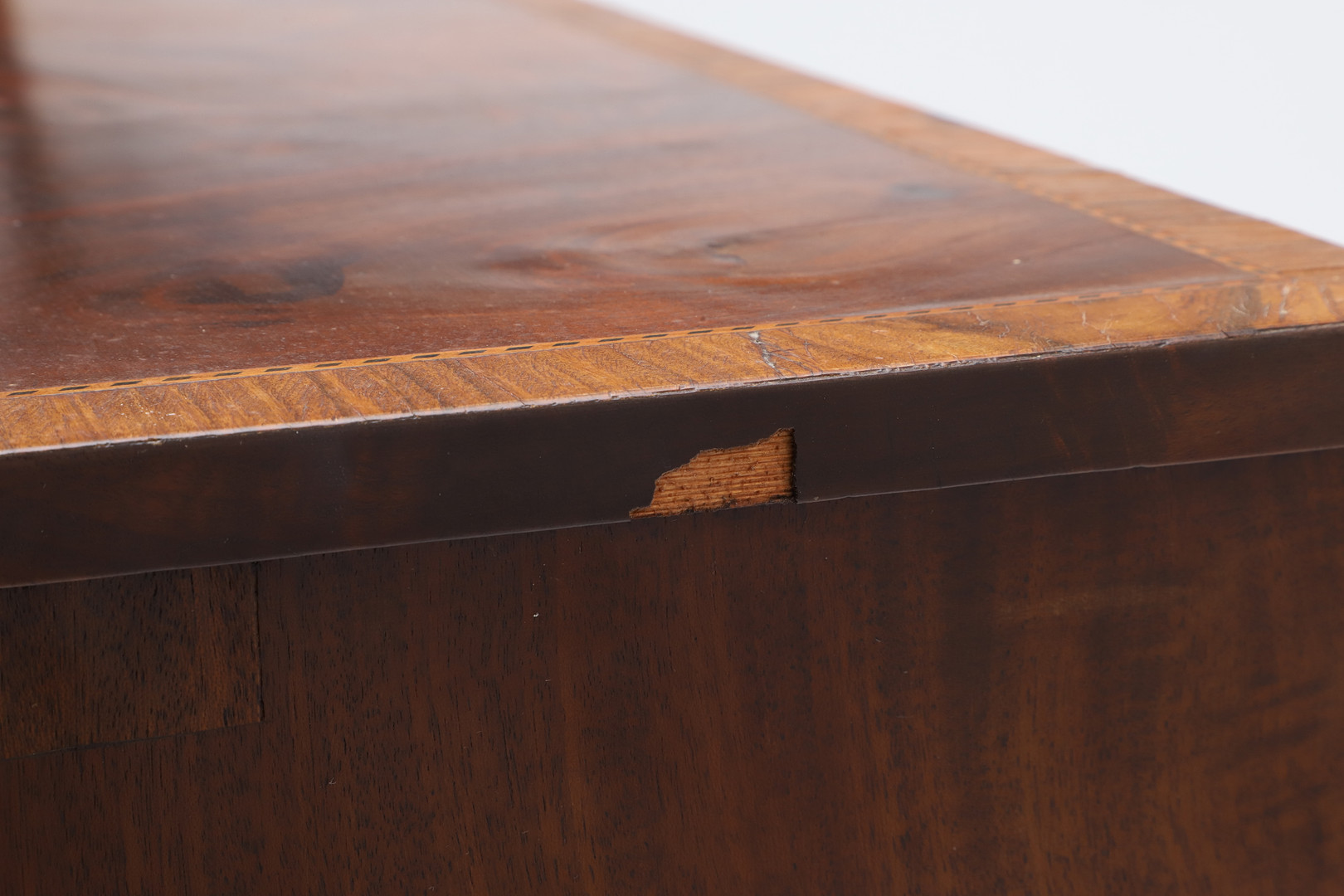 A MAHOGANY TABLE TOP CHEST OF DRAWERS. - Image 4 of 9