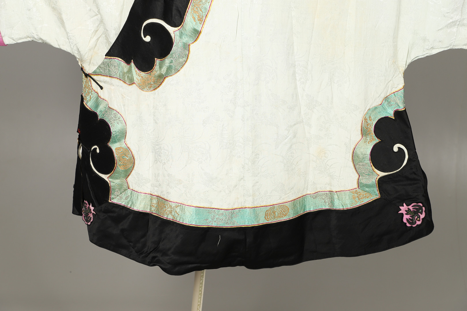 ANTIQUE CHINESE SILK ROBE. - Image 7 of 15