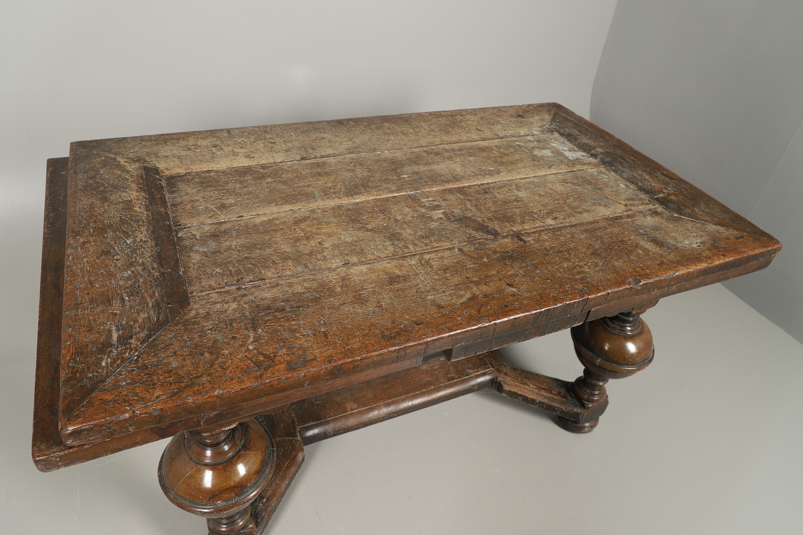 AN ANTIQUE DUTCH OAK AND WALNUT DRAW LEAF TABLE. - Image 7 of 17