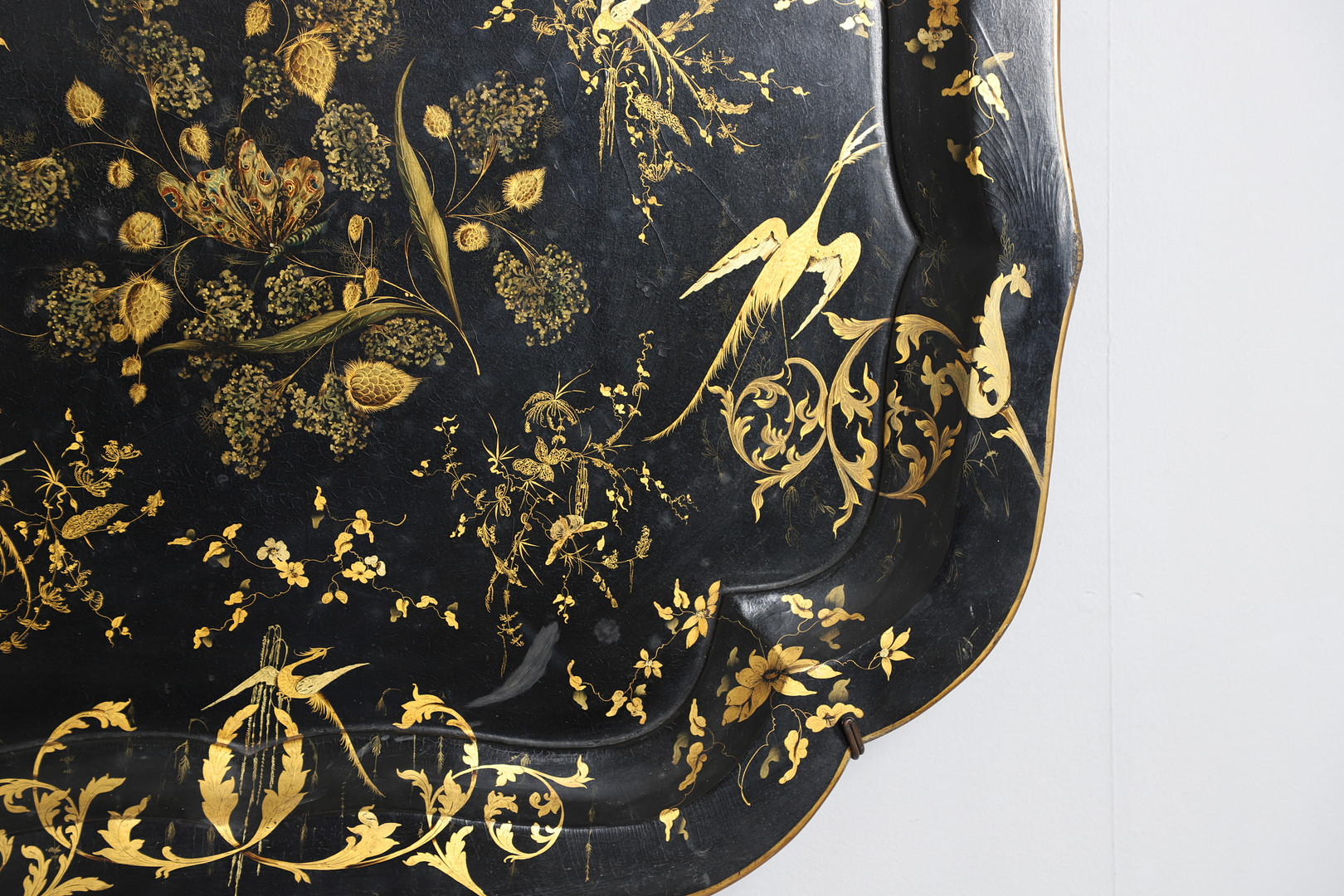 A 19TH CENTURY CHINOISERIE LACQUERED PAPER MACHE TRAY. - Image 6 of 9