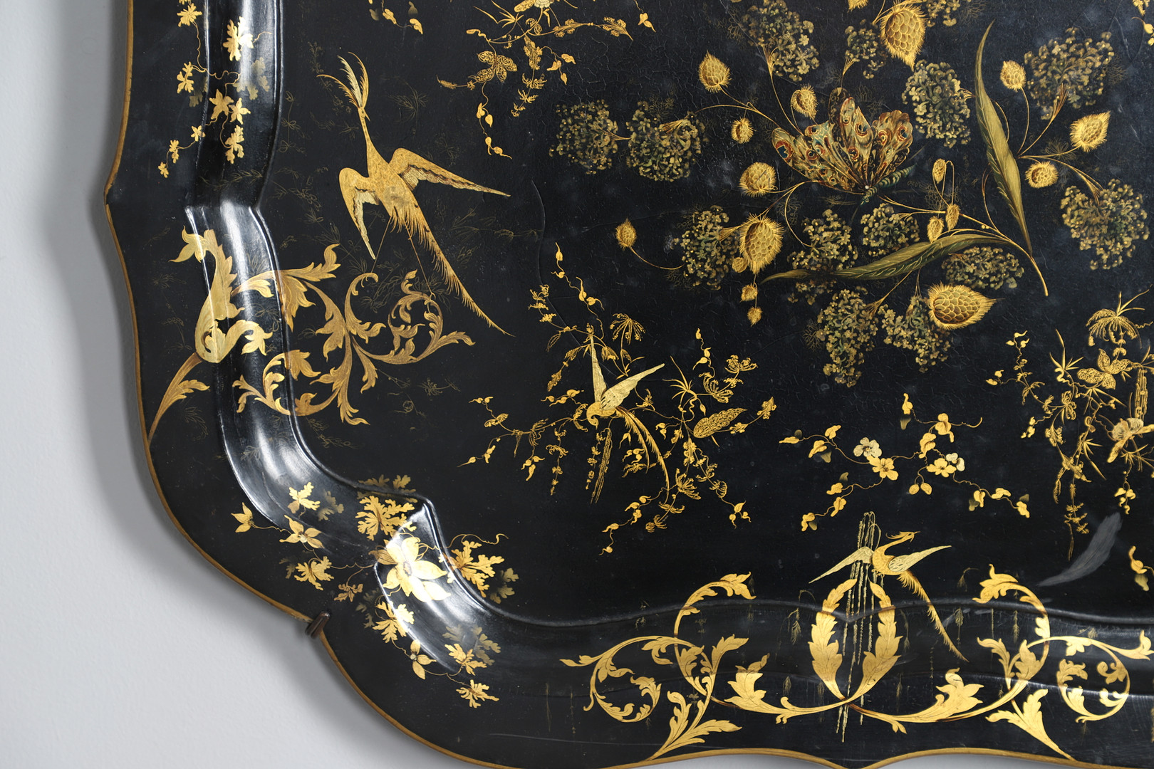 A 19TH CENTURY CHINOISERIE LACQUERED PAPER MACHE TRAY. - Image 5 of 9