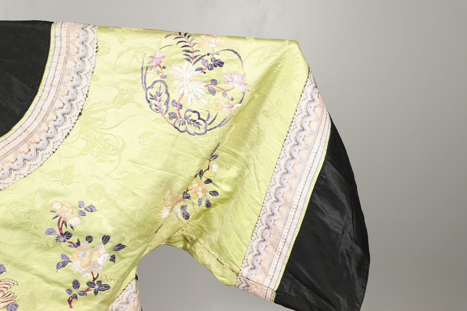 CHINESE EMBROIDERED SILK ROBE. - Image 6 of 14