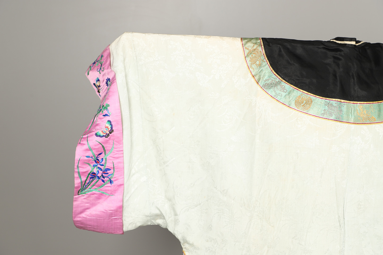 ANTIQUE CHINESE SILK ROBE. - Image 10 of 15