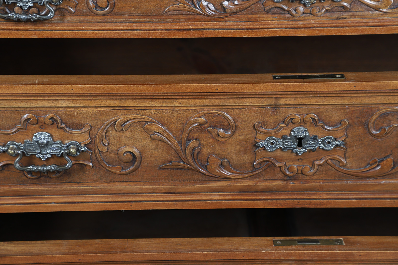A 19TH CENTURY ITALIAN MARBLE-TOPPED COMMODE CHEST OF FOUR DRAWERS. - Image 11 of 14