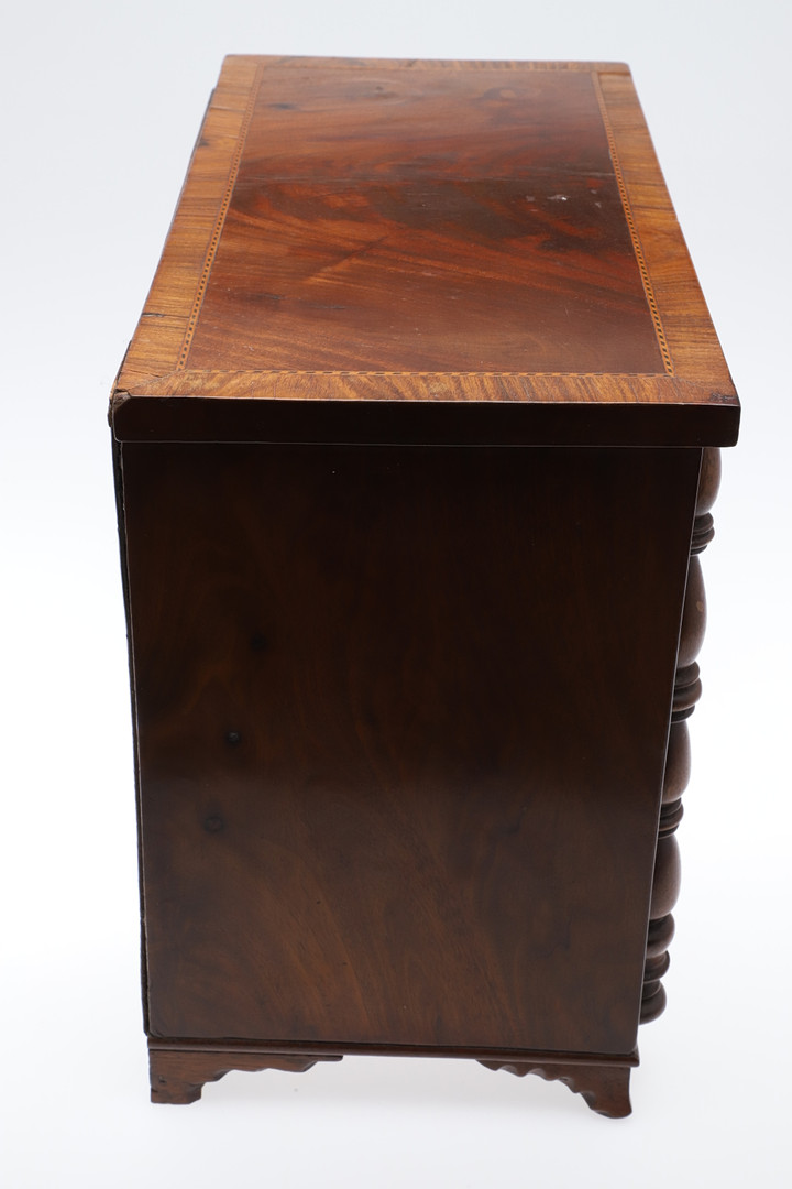 A MAHOGANY TABLE TOP CHEST OF DRAWERS. - Image 9 of 9