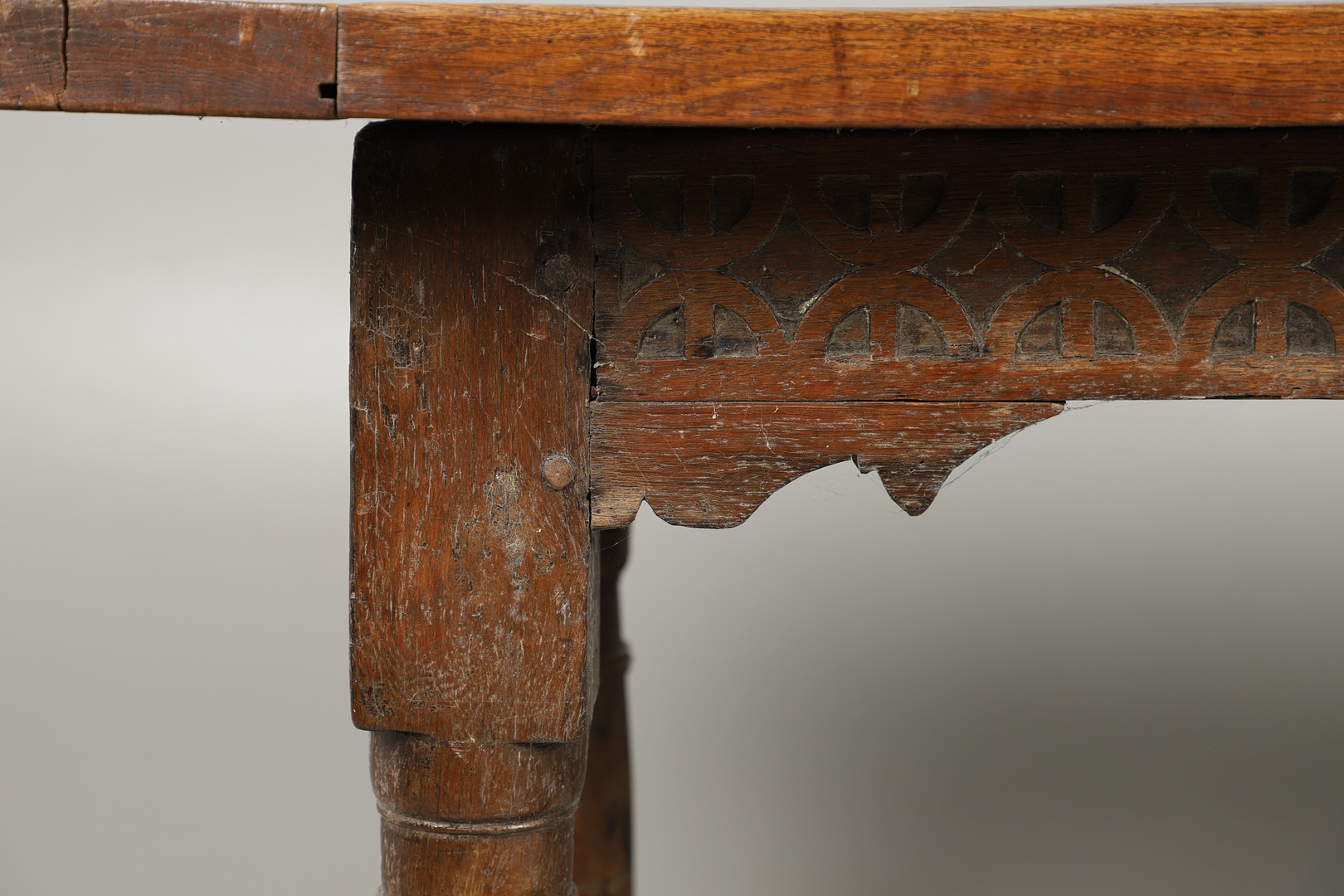 A 17TH CENTURY AND LATER OAK REFECTORY TABLE. - Image 7 of 12