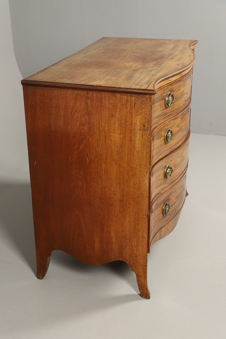 AN 18TH CENTURY MAHOGANY SECRETAIRE CHEST. - Image 2 of 8