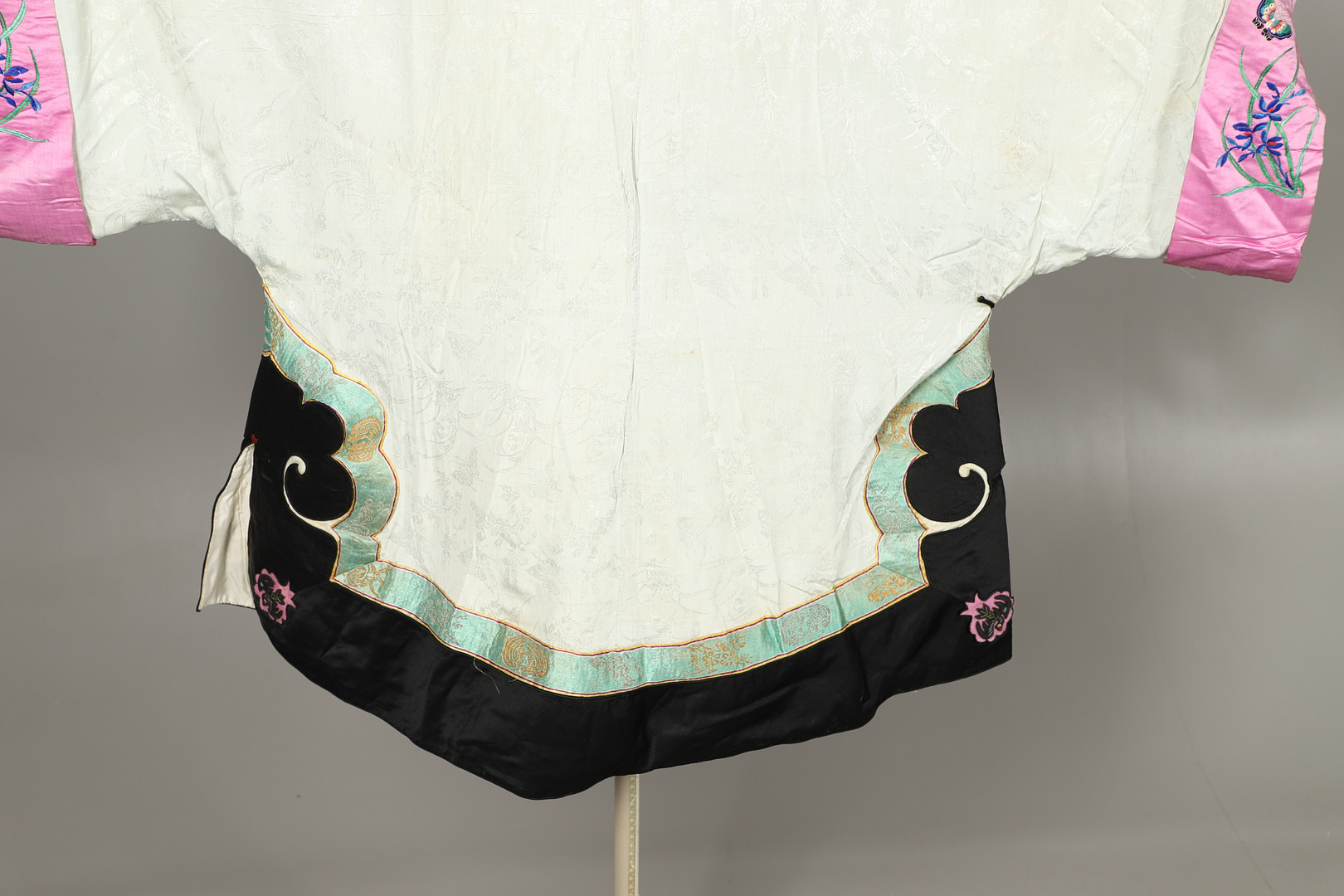 ANTIQUE CHINESE SILK ROBE. - Image 14 of 15
