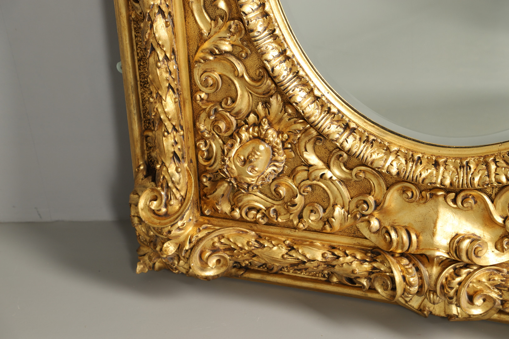 A SUBSTANTIAL ITALIAN GILT GESSO MIRROR. - Image 7 of 13