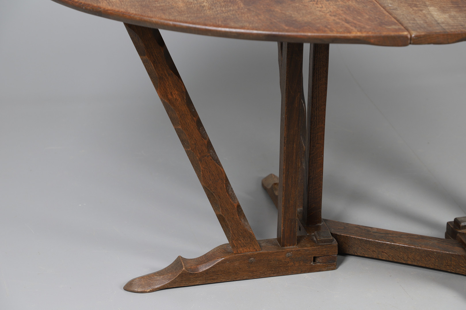 ARTS & CRAFTS TABLE - ATTRIBUTED TO ARTHUR ROMNEY GREEN (1872-1945). - Bild 5 aus 13
