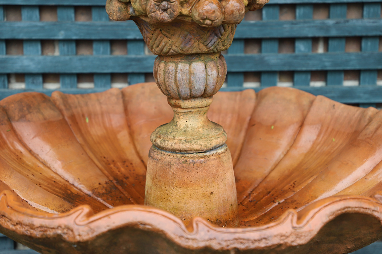 A VICTORIAN STYLE COMPOSITE STONE FOUNTAIN. - Image 4 of 10