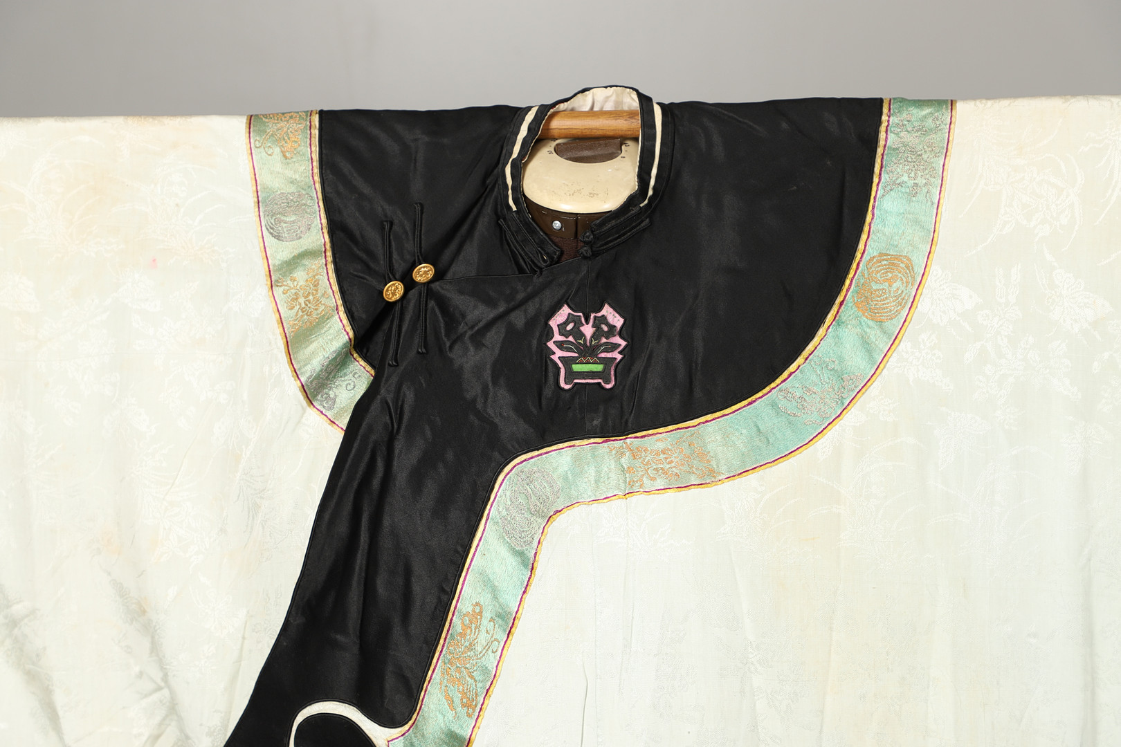 ANTIQUE CHINESE SILK ROBE. - Image 5 of 15