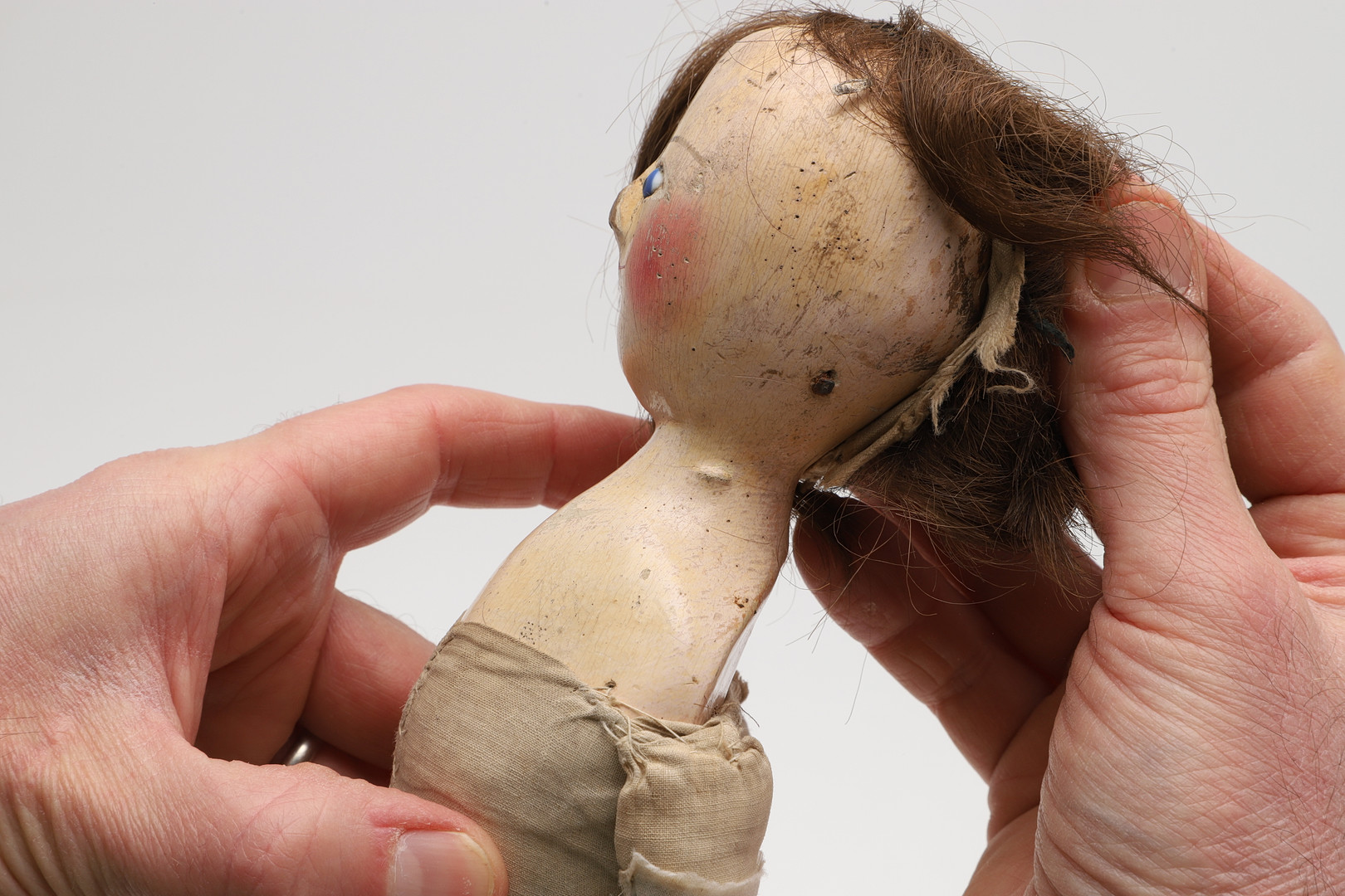 A LATE 18TH CENTURY WOODEN PEG DOLL. - Image 13 of 30