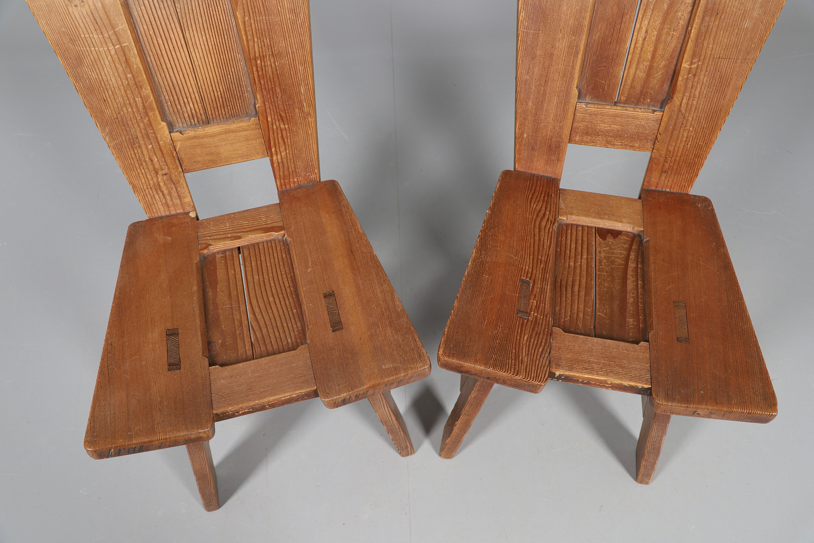 PAIR OF ARTS & CRAFTS DUTCH AMSTERDAM SCHOOL SIDE CHAIRS. - Image 4 of 7