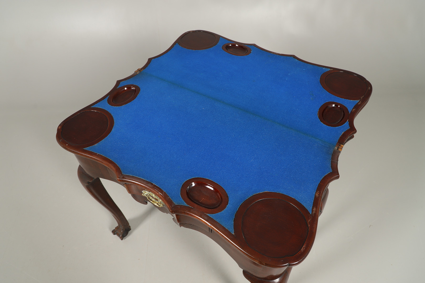 A GEORGE II MAHOGANY DOUBLE FOLD OVER CARD TABLE. - Image 3 of 6