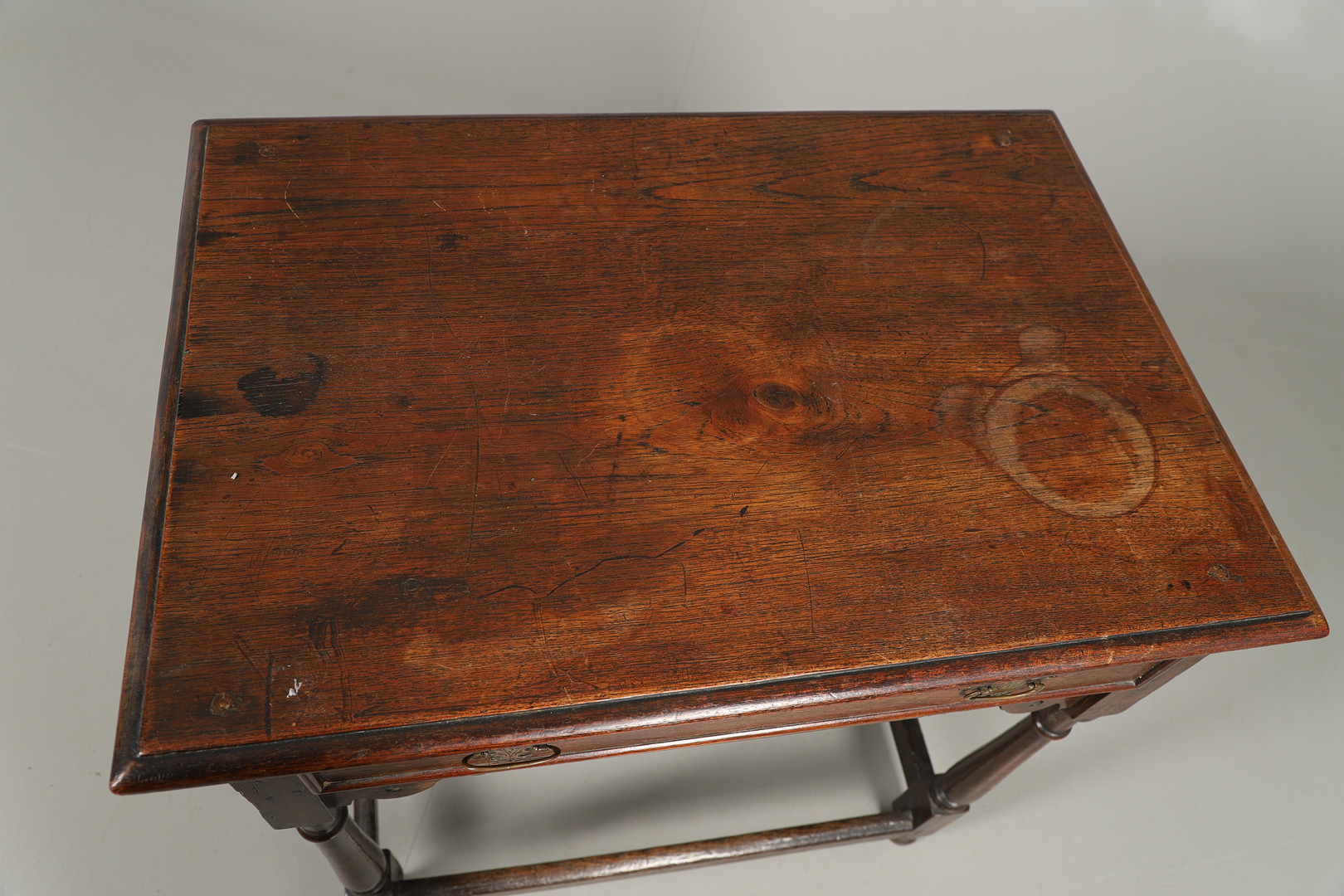 AN EARLY 19TH CENTURY OAK SIDE TABLE, CIRCA 1800. - Image 3 of 7