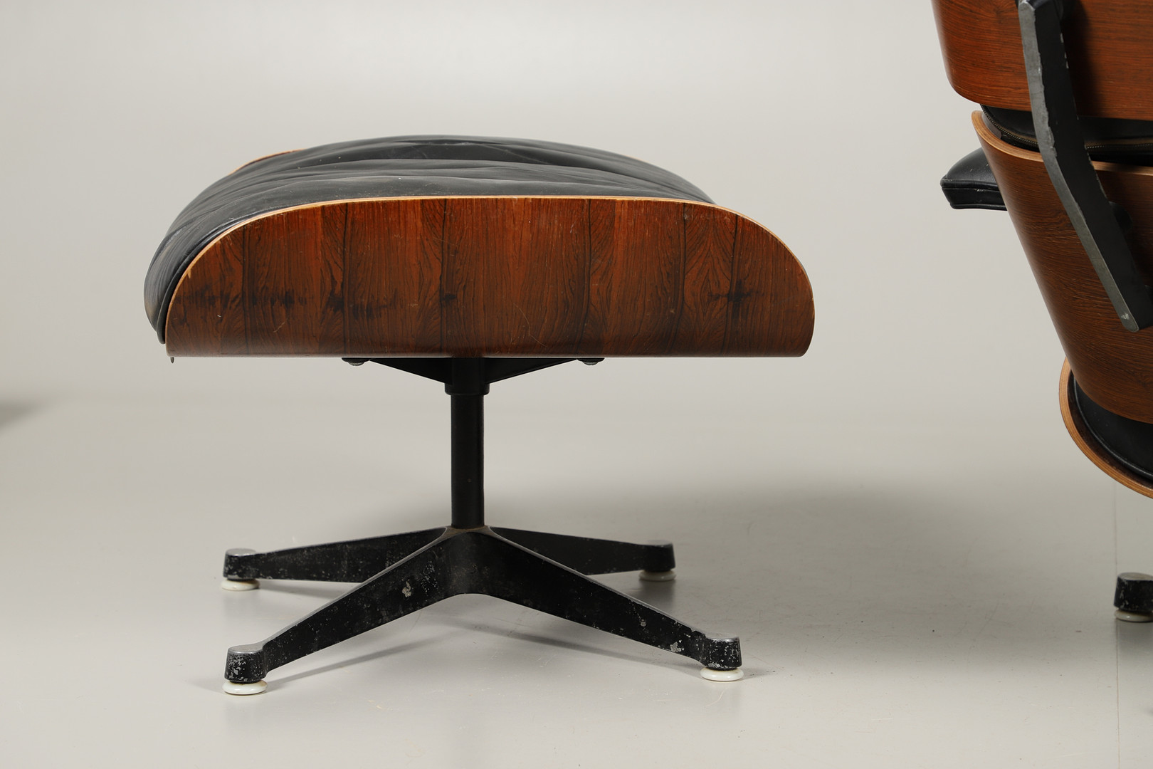 CHARLES & RAY EAMES - VINTAGE DESIGNER LOUNGE CHAIR & OTTOMAN. - Image 12 of 18