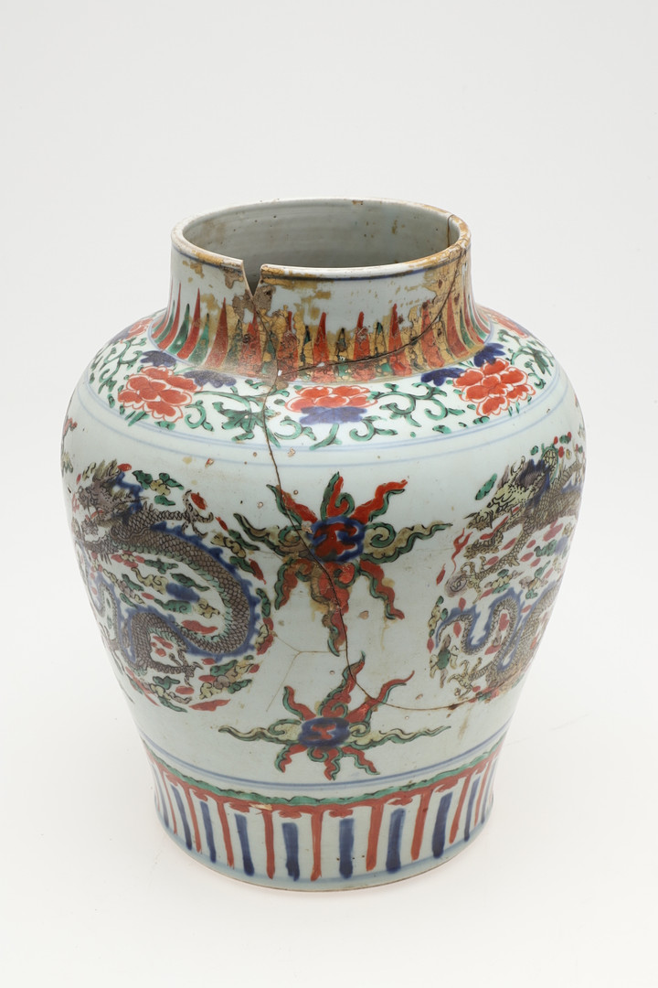 PAIR OF LARGE CHINESE WUCAI DRAGON JARS. - Image 32 of 33