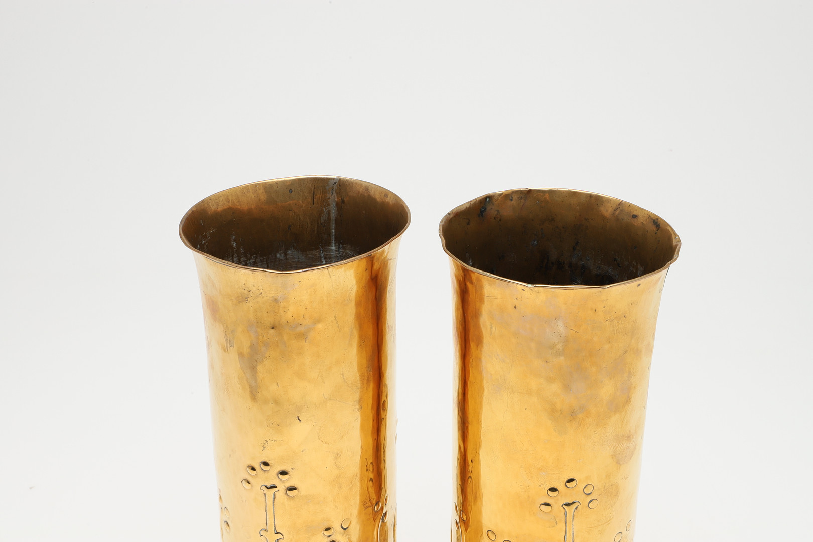LARGE PAIR OF KESWICK ARTS & CRAFTS BRASS VASES. - Image 2 of 8
