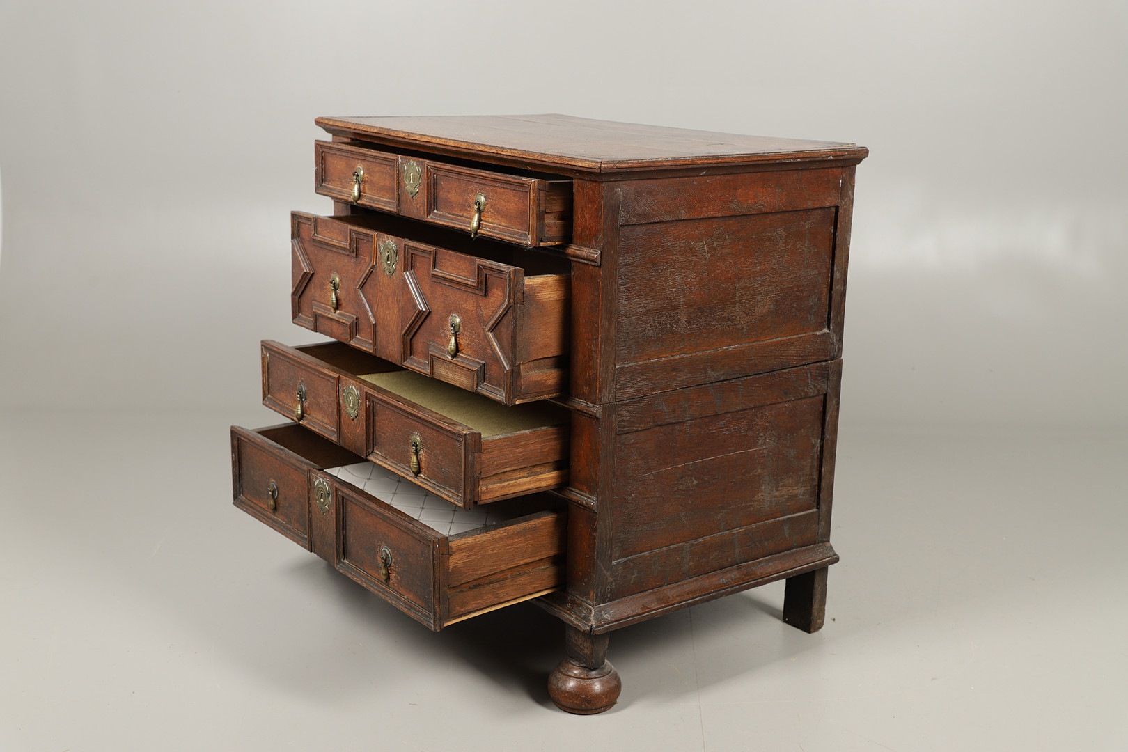 A LATE 17TH CENTURY OAK CHEST OF DRAWERS. - Image 3 of 6