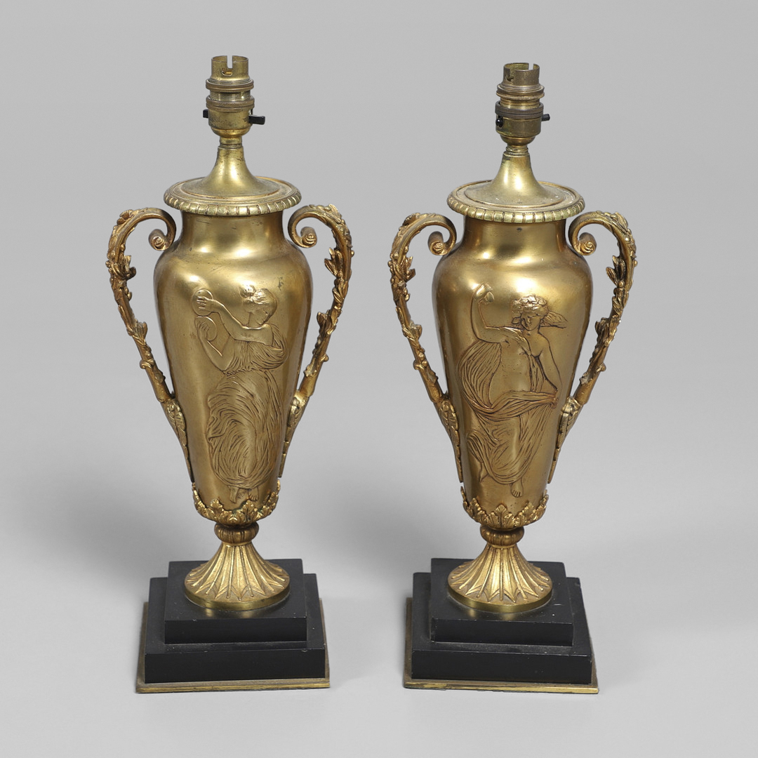 A PAIR OF LATE 19TH/EARLY 20TH CENTURY GILT METAL TABLE LAMPS.