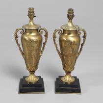 A PAIR OF LATE 19TH/EARLY 20TH CENTURY GILT METAL TABLE LAMPS.