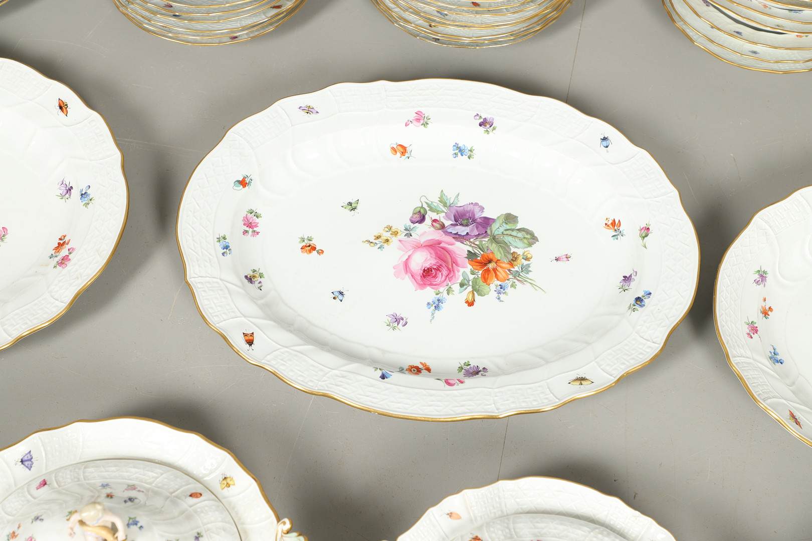 LARGE MEISSEN DINNER SERVICE. - Image 10 of 42