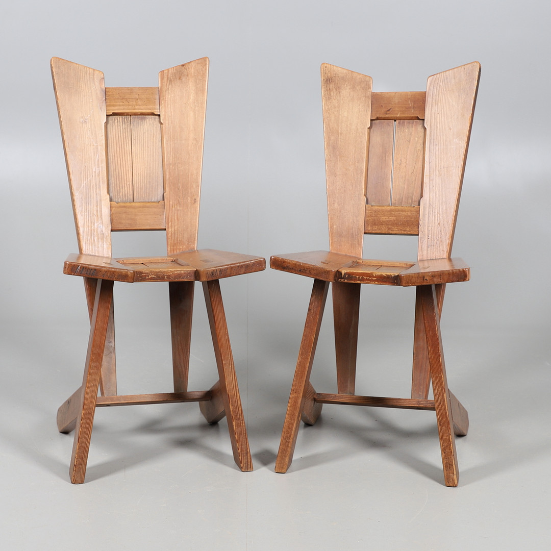 PAIR OF ARTS & CRAFTS DUTCH AMSTERDAM SCHOOL SIDE CHAIRS.