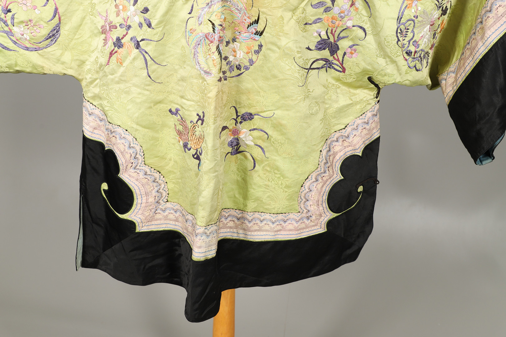 CHINESE EMBROIDERED SILK ROBE. - Image 11 of 14