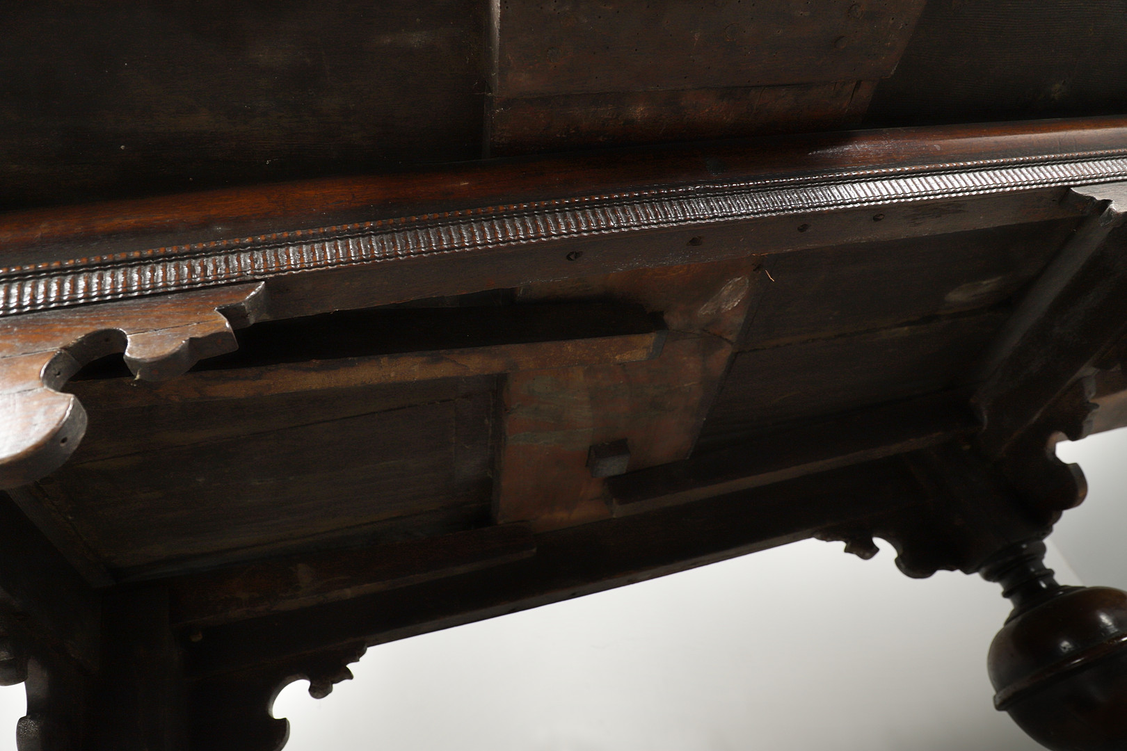 AN ANTIQUE DUTCH OAK AND WALNUT DRAW LEAF TABLE. - Image 15 of 17