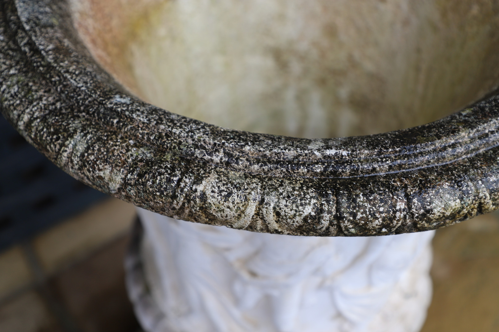 A PAIR OF PAINTED COMPOSITE MARBLE MEDICI STYLE URNS. - Image 7 of 13