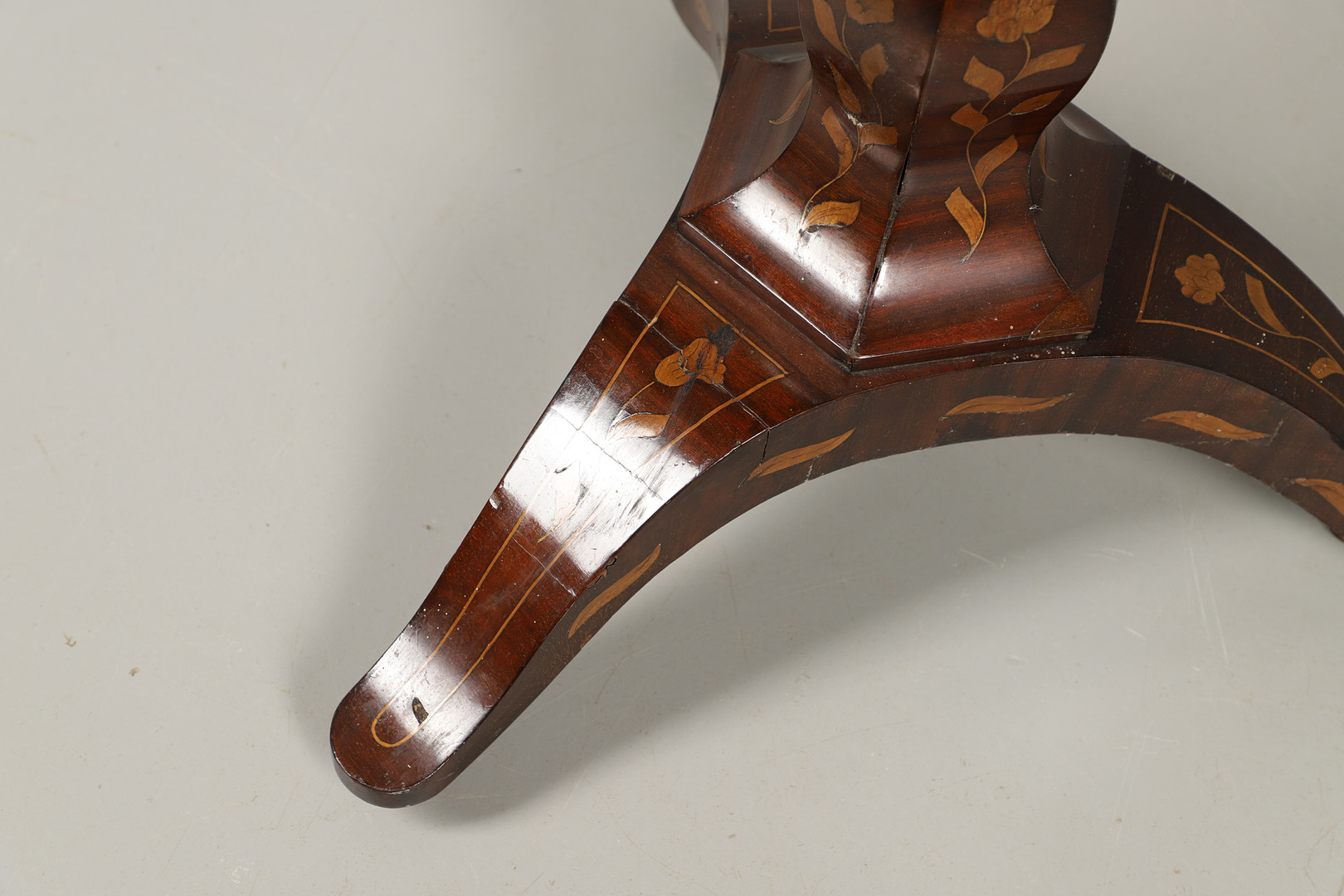 AN UNUSUAL DUTCH MAHOGANY MARQUETRY SOFA TABLE. - Image 9 of 12