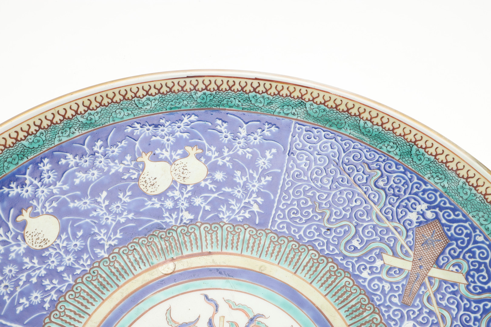 LARGE 19THC JAPANESE ARITA PORCELAIN CHARGER. - Image 4 of 16