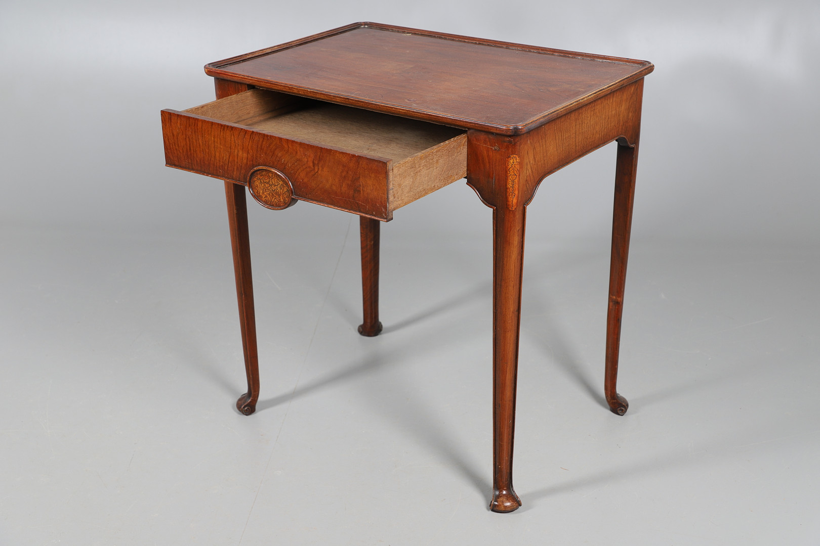 A WILLIAM AND MARY STYLE WALNUT SIDE TABLE. - Image 4 of 11