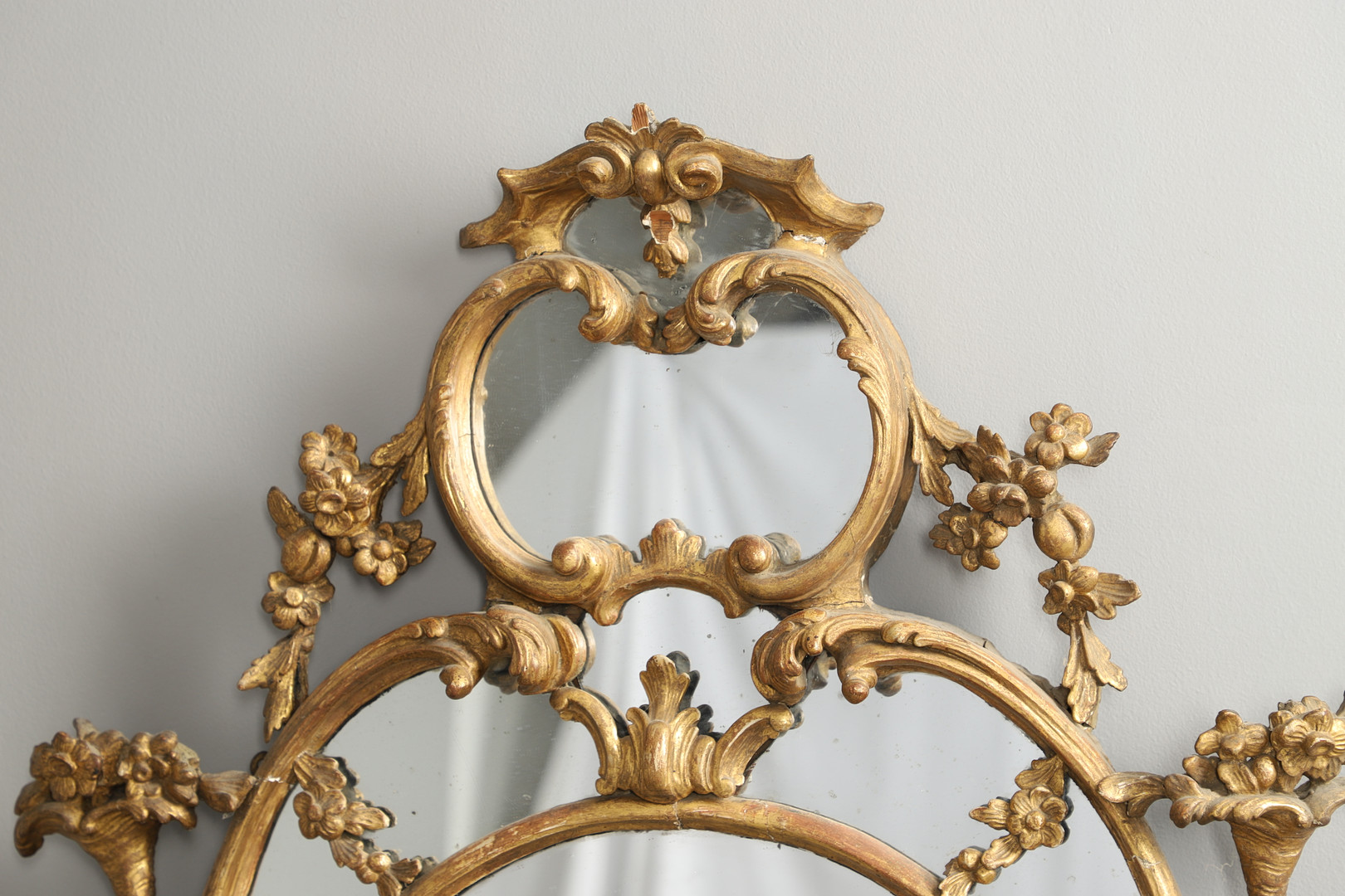 A LATE 18TH CENTURY GILTWOOD SECTIONAL WALL MIRROR. - Image 2 of 12