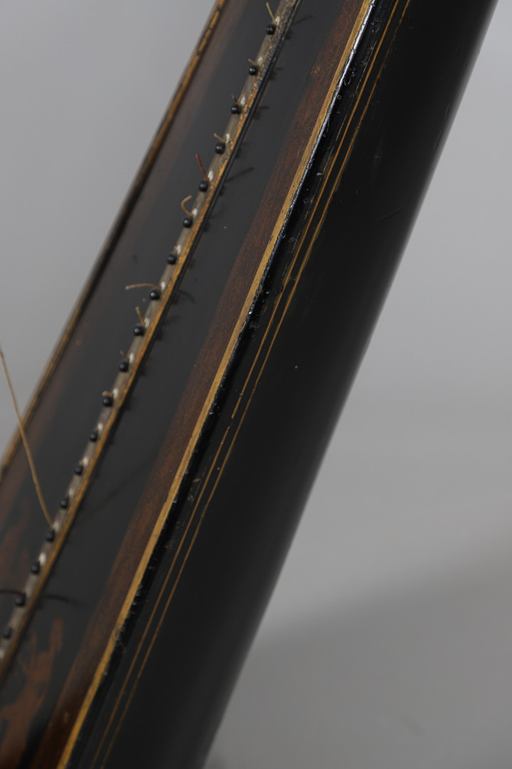 AN EBONISED AND GILTWOOD 'GRECIAN' HARP BY SEBASTIAN ERARDS. - Image 25 of 42