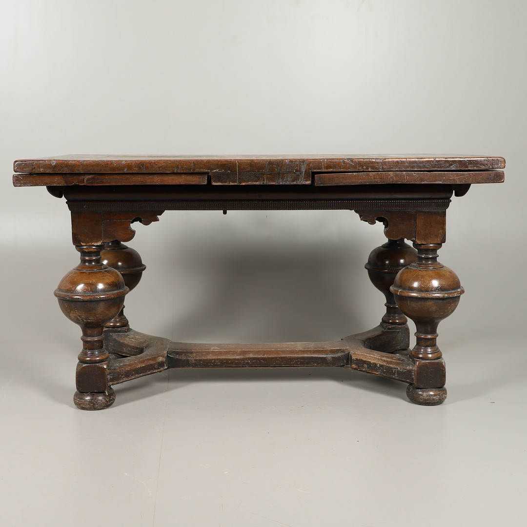 AN ANTIQUE DUTCH OAK AND WALNUT DRAW LEAF TABLE. - Image 5 of 17