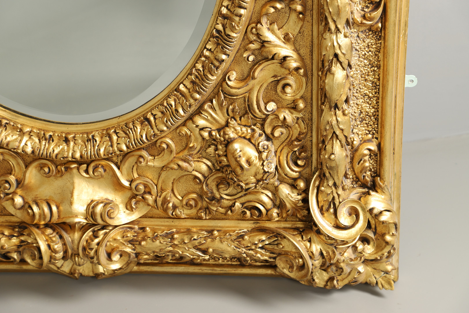 A SUBSTANTIAL ITALIAN GILT GESSO MIRROR. - Bild 8 aus 13