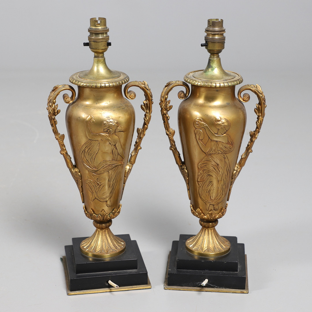 A PAIR OF LATE 19TH/EARLY 20TH CENTURY GILT METAL TABLE LAMPS. - Image 7 of 9
