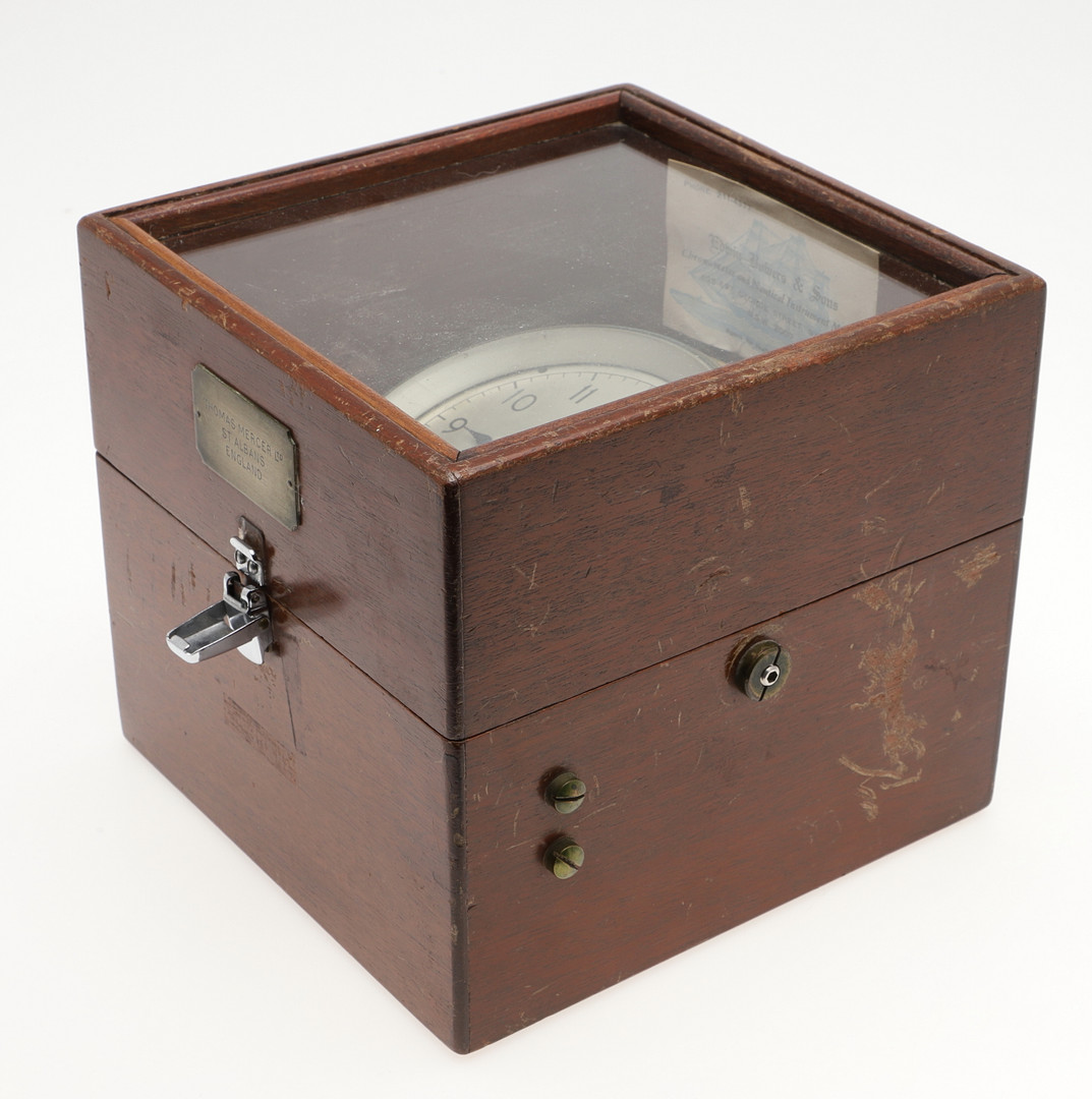AN EARLY 20TH CENTURY TWO DAY MARINE CRONOMETER BY THOMAS MERCER. - Image 10 of 14