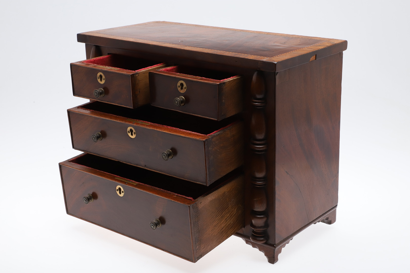 A MAHOGANY TABLE TOP CHEST OF DRAWERS. - Image 3 of 9