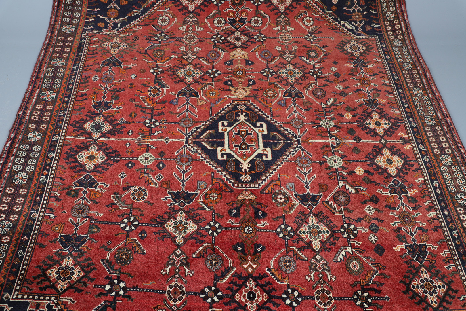 A MODERN KASHGAI RUG. - Image 3 of 8