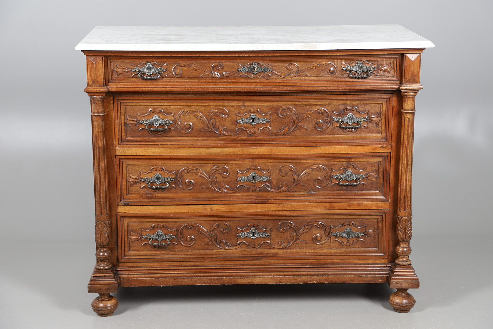 A 19TH CENTURY ITALIAN MARBLE-TOPPED COMMODE CHEST OF FOUR DRAWERS. - Image 5 of 14